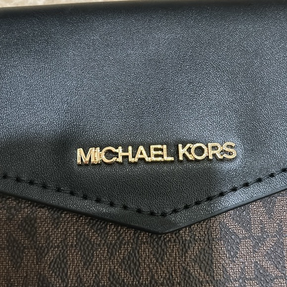 Michael Kors clutch with magnetic closure . Large enough to hold several items - Picture 5 of 5